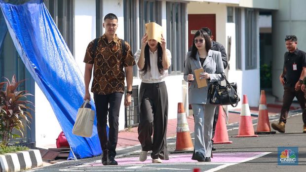Aktris Sandra Dewi tiba di Kejaksaan Agung (Kejagung) RI, Jakarta, Kamis (4/4/2024). (CNBC Indonesia/Faisal Rahman)