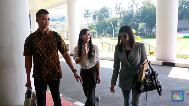 Aktris Sandra Dewi tiba di Kejaksaan Agung (Kejagung) RI, Jakarta, Kamis (4/4/2024). (CNBC Indonesia/Faisal Rahman)