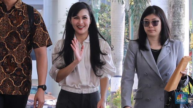 Aktris Sandra Dewi tiba di Kejaksaan Agung (Kejagung) RI, Jakarta, Kamis (4/4/2024). (CNBC Indonesia/Faisal Rahman)