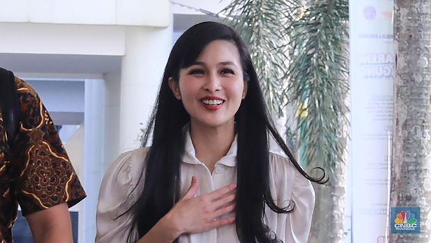 Aktris Sandra Dewi tiba di Kejaksaan Agung (Kejagung) RI, Jakarta, Kamis (4/4/2024). (CNBC Indonesia/Faisal Rahman)