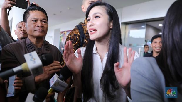 Aktris Sandra Dewi usai menjalani pemeriksaan sebagai saksi dalam kasus Izin Usaha Pertambangan (IUP) PT Timah Tbk di Kejaksaan Agung, Jakarta, Kamis (4/4/2024). (CNBC Indonesia/Faisal Rahman)