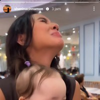 Shenina pun tak bisa menyembunyikan rasa gemasnya terhadap baby Kamari.  Foto: dok. Instagram/@sheninacinnamon