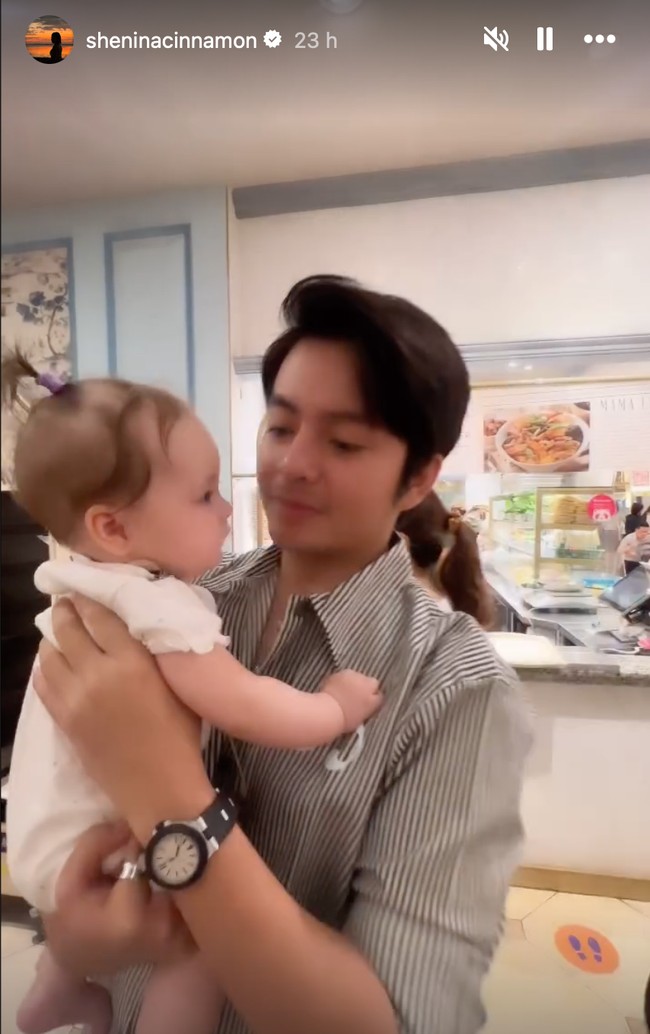 Melihat dari caranya menggendong baby Kamari, tampaknya Angga sudah cukup mahir. Angga pun terlihat ikut membantu momong baby Kamari. Foto: dok. Instagram/@sheninacinnamon