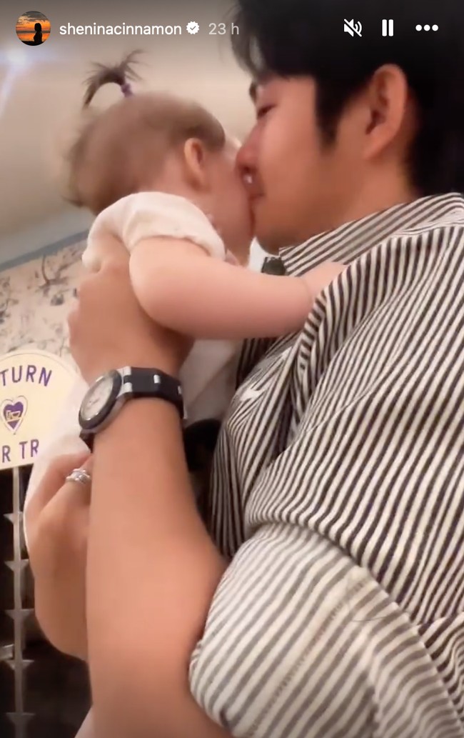 Ikut gemas melihat baby Kamari, Angga juga sempat terlihat mencium baby Kamari saat menggenndongnya. Foto: dok. Instagram/@sheninacinnamon