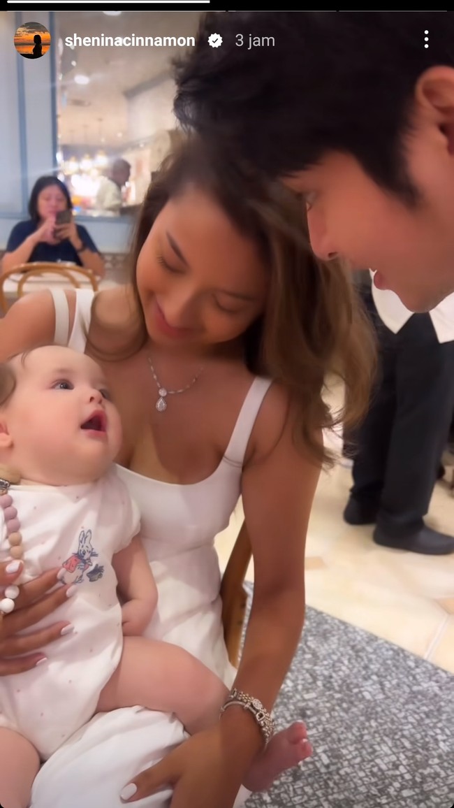 Lahir pada 18 Agustus 2023 baby Kamari merupakan putri pertama dari aktris Jennifer Coppen dan Dali Wassink. Awalnya wajah baby Kamari sempat ditutupi namun kini sudah diungkap ke publik. Foto: dok. Instagram/@sheninacinnamon