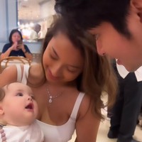 Lahir pada 18 Agustus 2023 baby Kamari merupakan putri pertama dari aktris Jennifer Coppen dan Dali Wassink. Awalnya wajah baby Kamari sempat ditutupi namun kini sudah diungkap ke publik. Foto: dok. Instagram/@sheninacinnamon