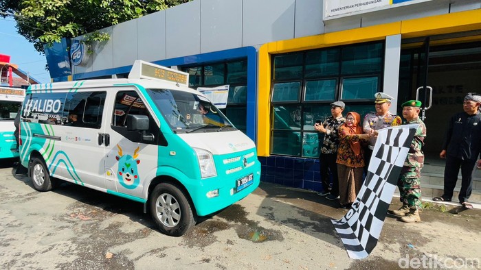 Angkot listrik di Kota Bogor diuji coba, 4 April 2024. (M Sholihin/detikcom)