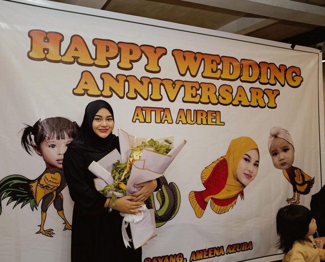 Melalui akun Instagram pribadinya Atta dan Aurel membagikan foto-foto perayaan anniversarynya tersebut. Bak yang ada di pecel lele, Atta juga membuat spanduk bergambar syam, lele, ikan, dan bebek, naamun diedit dengan wajah sang istri, Aurel, Atta, dan kedua putri mereka. Foto: dok. Instagram/@attahalilintar