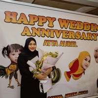 Melalui akun Instagram pribadinya Atta dan Aurel membagikan foto-foto perayaan anniversarynya tersebut. Bak yang ada di pecel lele, Atta juga membuat spanduk bergambar syam, lele, ikan, dan bebek, naamun diedit dengan wajah sang istri, Aurel, Atta, dan kedua putri mereka. Foto: dok. Instagram/@attahalilintar