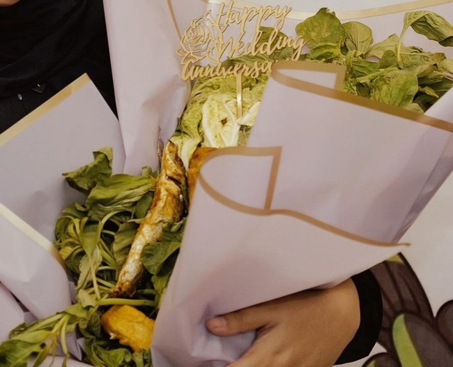 Sesuai dengan tema, buket bunga yang diberikan Atta untuk Aurel juga terbuat dari sayur lalapan. Jika diperhatian pada bagian depannya terdapat ikan lele goreng dan tahu. Foto: dok. Instagram/@attahalilintar