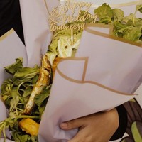 Sesuai dengan tema, buket bunga yang diberikan Atta untuk Aurel juga terbuat dari sayur lalapan. Jika diperhatian pada bagian depannya terdapat ikan lele goreng dan tahu. Foto: dok. Instagram/@attahalilintar