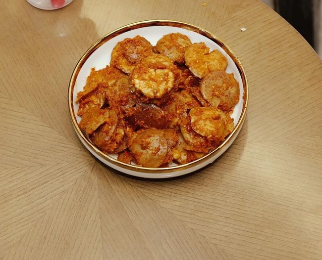 Sebagai hidangannya, terlihat menu tambahan jengkol balado di perayaan anniversary Atta dan Aurel tersebut. Foto: dok. Instagram/@attahalilintar