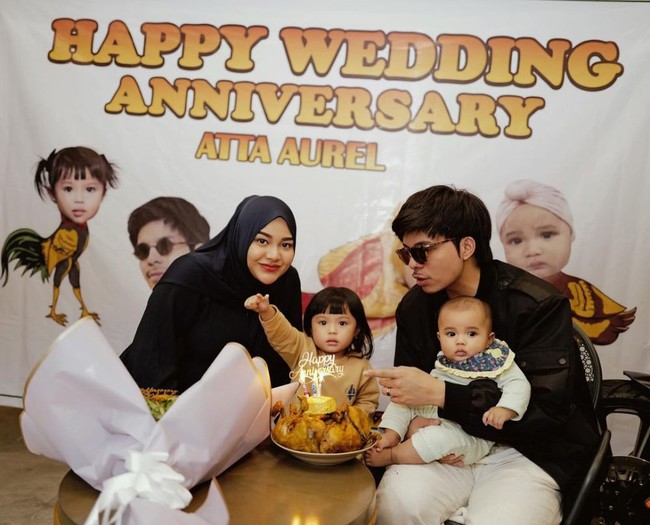Atta Halilintar dan Aurel Hermansyah baru saja merayakan anniversary pernikahan ketiga mereka pada 3 April 2024. Uniknya keduanya memilih tema pecel lele untuk merayakan anniversarynya tersebut. Foto: dok. Instagram/@attahalilintar