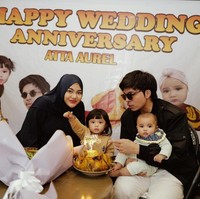 Atta Halilintar dan Aurel Hermansyah baru saja merayakan anniversary pernikahan ketiga mereka pada 3 April 2024. Uniknya keduanya memilih tema pecel lele untuk merayakan anniversarynya tersebut. Foto: dok. Instagram/@attahalilintar