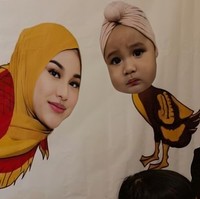Kocak dan bikin gemas, wajah Aurel diedit sebagai kepala ikan, sementara wajah putri keduanya, Azzura diedit menjadi kepala bebek. Foto: dok. Instagram/@attahalilintar