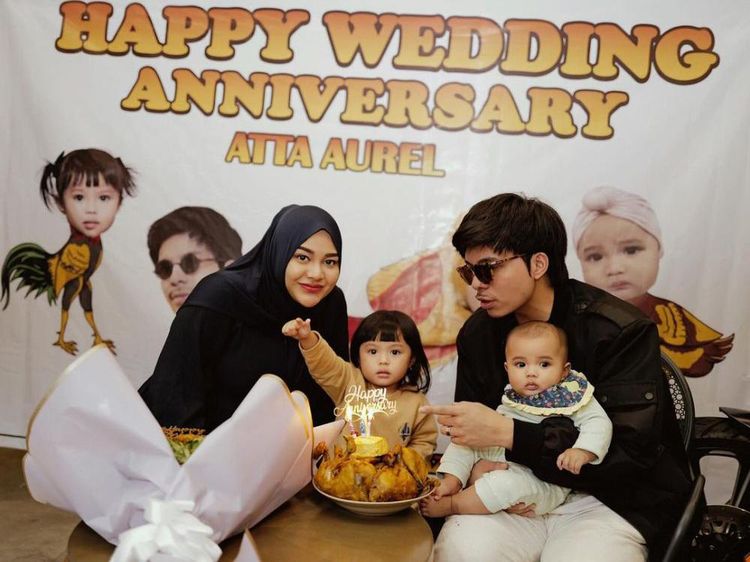 7 Foto Anniversary ke 3 Atta-Aurel Bertema Pecel Lele, Bunganya Dari Lalapan