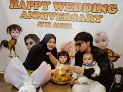 7 Foto Anniversary ke 3 Atta-Aurel Bertema Pecel Lele, Bunganya Dari Lalapan