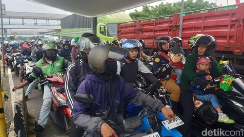 Antrean motor masuk kapal di Pelabuhan Gilimanuk, Kamis (4/4/2024). (I Putu Adi Budiastrawan/detikBali)