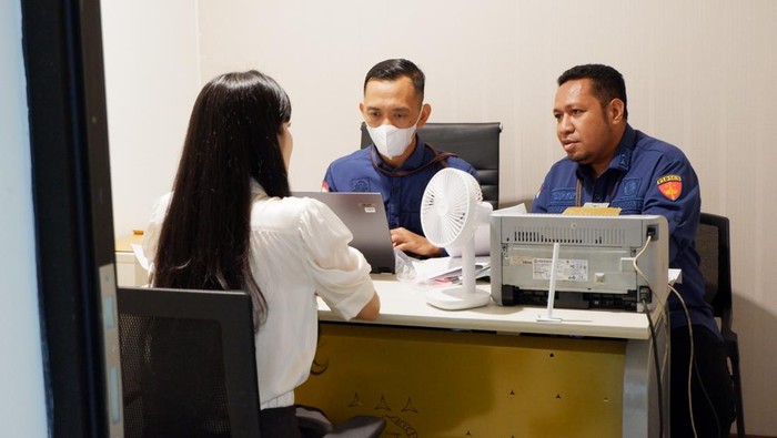 Sandra Dewi Tersenyum Usai Diperiksa Kejagung Kamis 4 April 2024