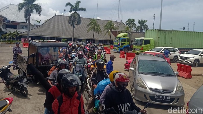 Antrean pemudik saat hendak memasuki kapal di Pelabuhan Gilimanuk, Bali, Kamis (4/4/2024). (I Putu Adi Budiastrawan/detikBali).