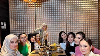 Selain momen bersama keluarga, ada juga momen kulineran Aurel Hermansyah saat makan bareng geng arisan Chendol. Foto: Instagram @aurelie.hermansyah