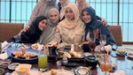 So Sweet! Aurel Hermansyah dan Atta Halilintar Dinner ala Warung Tenda