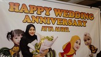 Momen tersebut dibagikan lewat Instagram dan mencuri perhatian. Pasalnya Atta Halilintar memberi kejutan makan malam romantis. Foto: Instagram @aurelie.hermansyah