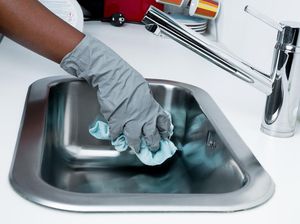 3 Cara Ampuh Bersihkan Bercak Putih di Bak Cucian Piring