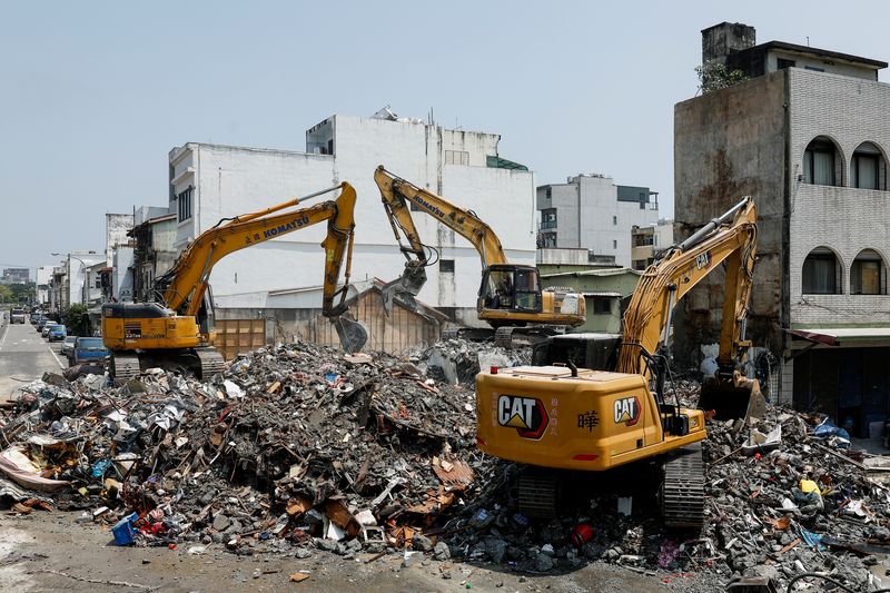 A general view as workers carry out operations at the site where a building collapsed, following the earthquake, in Hualien, Taiwan April 4, 2024. REUTERS/Carlos Garcia Rawlins