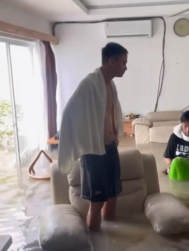 Banjir yang mencapai pinggang orang dewasa masuk vila di kawasan Kerobokan.