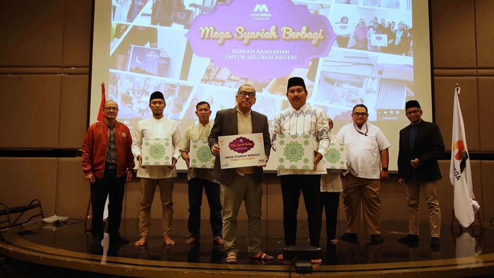 Bank Mega Syariah Berbagi Kebaikan Direktur Utama Yuwono Waluyo (kiri) menyerahkan bantuan secara simbolis di Menara Bank Mega Syariah, Jakarta, Kamis (4/4/2024). Bulan Ramadan merupakan salah satu momentum untuk lebih banyak berbagi dengan mereka yang membutuhkan. Di bulan penuh berkah dan kebaikan ini, Bank Mega Syariah mewujudkan kepedulian terhadap masyarakat melalui kegiatan corporate social responsibility (CSR)