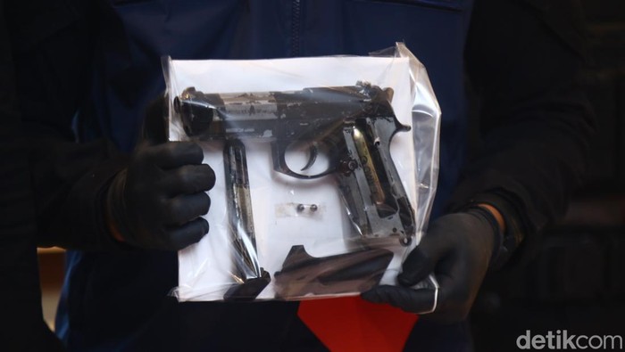 Barang bukti air gun dan peluru gotri yang dibawa pemuda inisial FIP. Pelaku sebelumnya viral dinarasikan klitih bersenpi. Air gun itu kini diamankan Polresta Sleman, Kamis (4/4/2024).