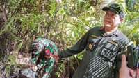 Barang itu terlihat baru ditinggalkan, setelah diperiksa, isi tas dan kantong plastik tersebut ternyata adalah beras dari Malaysia. Saat melewati jalur pulang, tim kemudian kembali menemukan dua kardus berbungkus plastik hitam di dalam sebuah semak-semak. Saat dibuka, kardus tersebut berisi minyak goreng bertulis Minyak Masak.