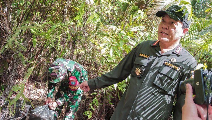 Beras dan Minyak Goreng Asal Malaysia Ditemukan di Jalur Tikus Kalimantan Tim patroli gabungan optimalisasi fungsi perkarantinaan di Pos Lintas Batas Negara (PLBN) Entikong menemukan ratusan kilogram beras dan minyak goreng di perlintasan tidak resmi alias jalur tikus perbatasan Indonesia-Malaysia pada Rabu (3/4). Komoditas ditemukan pada dua lokasi yang berbeda di sekitar PLBN Entikong.