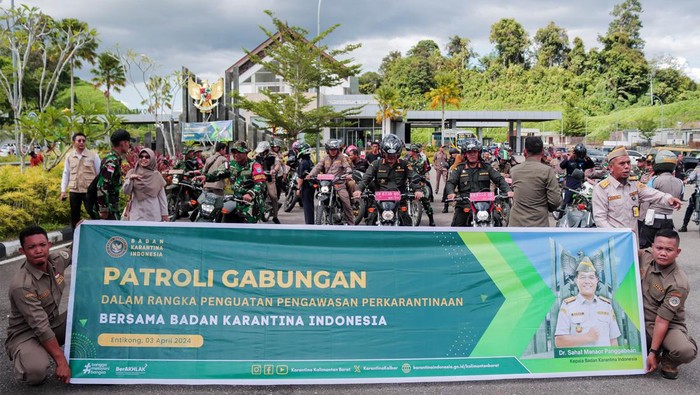 Beras dan Minyak Goreng Asal Malaysia Ditemukan di Jalur Tikus Kalimantan Tim patroli gabungan optimalisasi fungsi perkarantinaan di Pos Lintas Batas Negara (PLBN) Entikong menemukan ratusan kilogram beras dan minyak goreng di perlintasan tidak resmi alias jalur tikus perbatasan Indonesia-Malaysia pada Rabu (3/4). Komoditas ditemukan pada dua lokasi yang berbeda di sekitar PLBN Entikong.