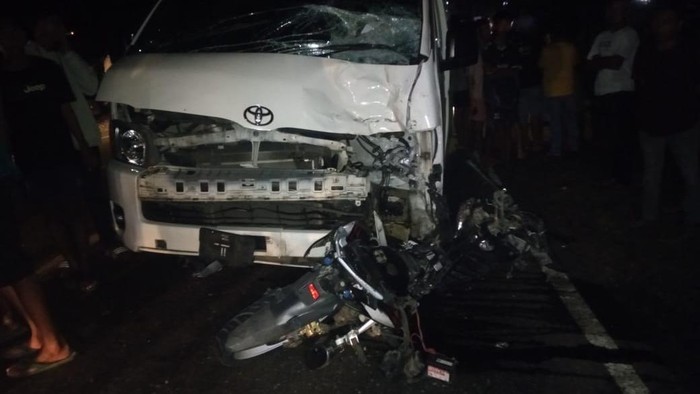 Dua remaja berboncengan motor bernama Muh Fajri (15) dan Randi (13) bertabrakan dengan minibus di Kabupaten Bone, Sulawesi Selatan (Sulsel).