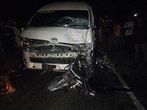 2 Remaja Boncengan Motor Tewas Tabrakan dengan Minibus di Lapri Bone