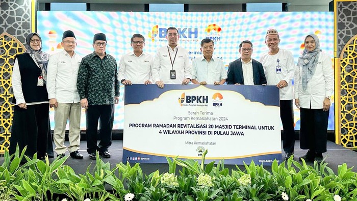 BPKH Berikan Dana untuk Revitalisasi 20 Masjid dan Musala Badan Pengelola Keuangan Haji (BPKH) bersama Mitra Kemaslahatan Dewan Masjid Indonesia (DMI) melakukan revitalisasi terhadap 20 masjid dan mushollah yang terdapat di terminal di empat wilayah Provinsi Pulau Jawa.
