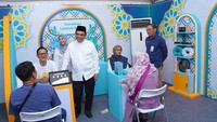 Direktur Penjualan dan Distribusi BSI Anton Sukarna menyapa pemudik di Posko BSI yang berada di rest area KM 88 A Cipularang, Kabupaten Purwakarta.