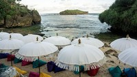 Untuk reservasi bisa dilakukan per area, seperti di Limasan (Indoor), Terrace Limasan, Gazebo, dan Main Area, dengan harga mulai dari Rp 50.000. Sementara akses bean bag area dalam private beach hanya bisa dipesan ketika walk-in dengan harga Rp 100.000 per person. Untuk spot foto seperti nest area dan ayunana, gratis.