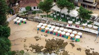 Khusus untuk liburan lebaran, De’ Slili Beach Cafe & Bar buka mulai pukul 07:00-21:00 WIB yang terbagi dalam 4 sesi, masing-masing 3 jam per sesi. Karena masih terbilang baru dan pengunjungnya membludak, disarankan untuk melakukan reservasi terlebih dahulu.