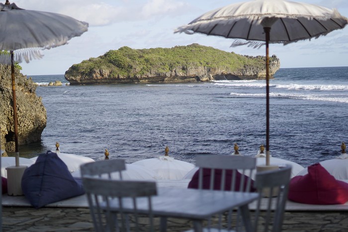 Gunungkidul Jogja terus berbenah menyajikan berbagai destinasi wisata pantai. Mulai dari Beach cafe & Bar semua tersaji lengkap untuk memanjakan wisatawan di libur lebaran. Ini salah satunya.