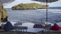 De’ Slili Beach Cafe & Bar punya banyak daya tarik, mulai dari view yang menghadap langsung Pulau Watulawang, akses private beach, hingga desain intertor bergaya chic kontemporer. Selain itu, pastinya banyak juga spot instagramable yang cocok dijadikan tempat foto. Seperti ini salah satunya. Ciamik sekali bukan?