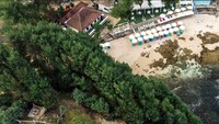 De’ Slili Beach Cafe & Bar ini berlokasi di Pantai Slili, Gunungkidul, Yogyakarta. Buat kamu yang ingin berkunjung, simak dulu aja info menarik yang tersaji disini.