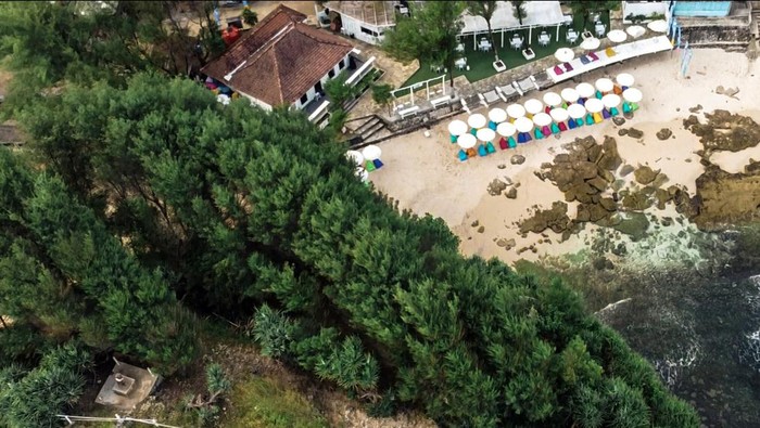 Bukan di Bali! Ini Pantai DeβSlili di Gunungkidul Jogja Gunungkidul Jogja terus berbenah menyajikan berbagai destinasi wisata pantai. Mulai dari Beach cafe & Bar semua tersaji lengkap untuk memanjakan wisatawan di libur lebaran. Ini salah satunya.