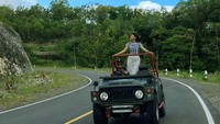 Jalan di Gunungkidul dikenal dengan aksesnya yang berkelok, naik-turun, dan terkadang kurang mulus. Hal ini menjadi kendala tersendiri bagi pengemudi. Apalagi jika memasuki musim liburan yang terkenal sangat macet. Namun, perjalanan ke De’ Slili Beach Cafe & Bar cukup nyaman dan mulus, karena bisa dilalui dengan Jalan Jalur Lintas Selatan (JJLS) dan akses langsung dari Kota Wonosari yang hanya (berjarak 20 KM).