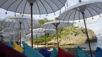 Lokasi De’ Slili Beach Cafe & Bar cukup strategis, karena berada di kawasan Pantai Indrayanti, Krakal, Sadranan. Sehingga lokasinya dekat dengan spot-spot lain, seperti spot snorkeling, kano, jeep, wahana permainan Sadranan Park, de Rocka Beach Bar, hingga resort penginapan seperti Casa Coco Resort.