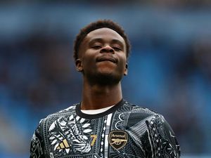 Winger Legendaris Arsenal Ini Bilang Saka Tak Lebih Baik dari Doku