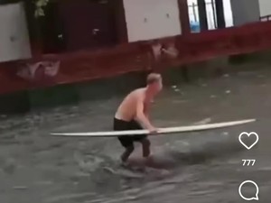 Bali Banjir, Bule-Bule Bikin Wahana Selancar