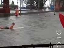 Aksi Bule Main Papan Surfing Saat Banjir di Jalan Pantai Kuta